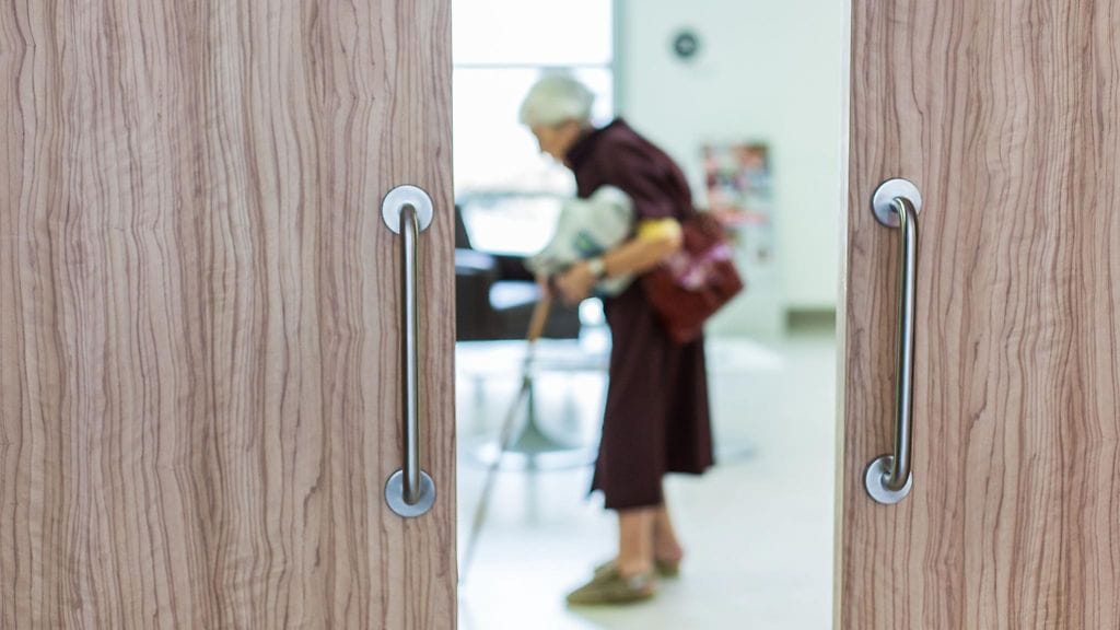 Alzheimerin taudin puhkeamiseen vaikuttavat monet tekijät.