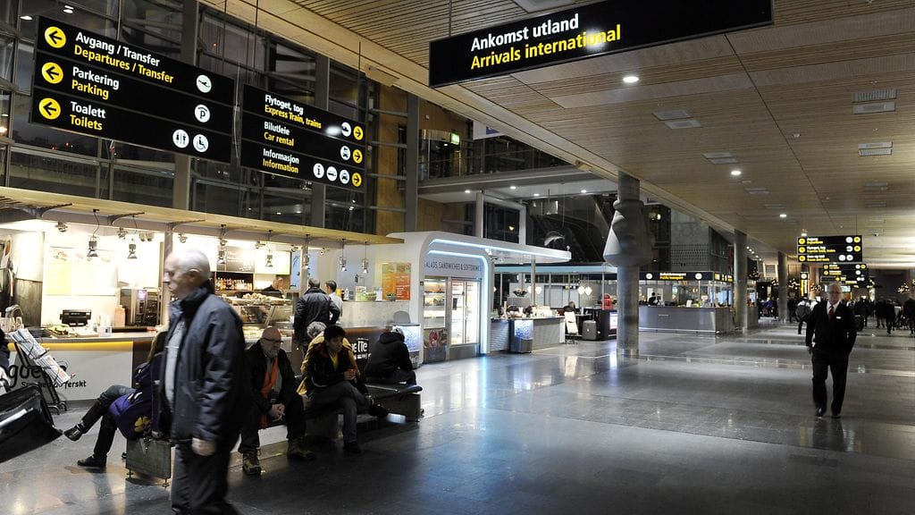 Lennon oli tarkoitus lähteä Norjasta Gardemoenin kentältä aamulla viiden jälkeen.