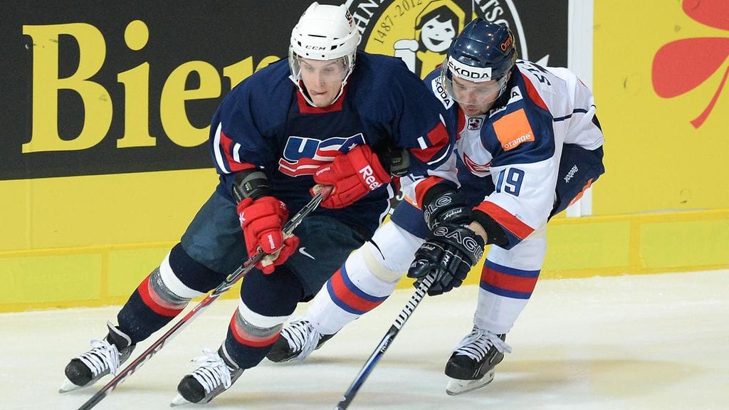 Steve Moses kantoi USA:n värejä Slovakia-maaottelussa 2013