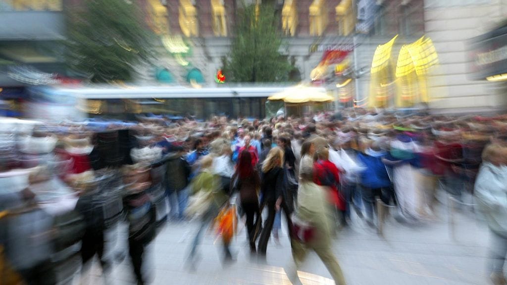 Mitä enemmän ihmisiä, sitä vähemmän auttajia – niin kertoo sivustakatsojaefekti.