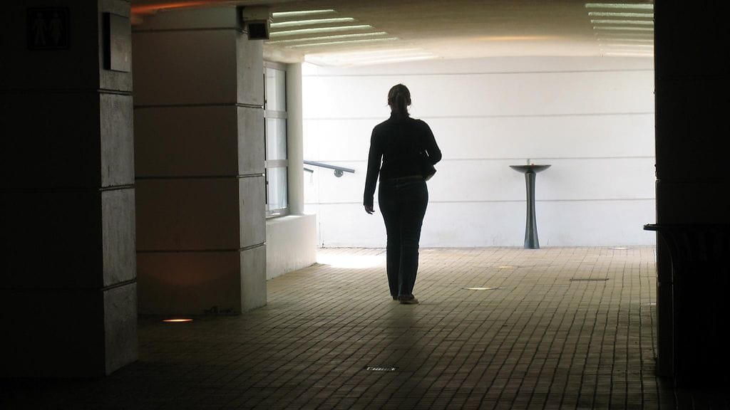 Toisen ihmisen ahdinkoa tai epäilyttävää tilannetta ei pidä sivuuttaa.