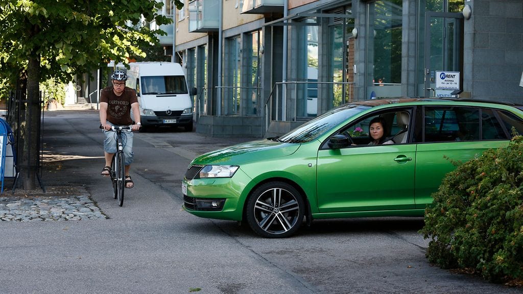 Portista oikealle aikova autoilija havainnoi monesti vain vasemmalta lähestyviä.