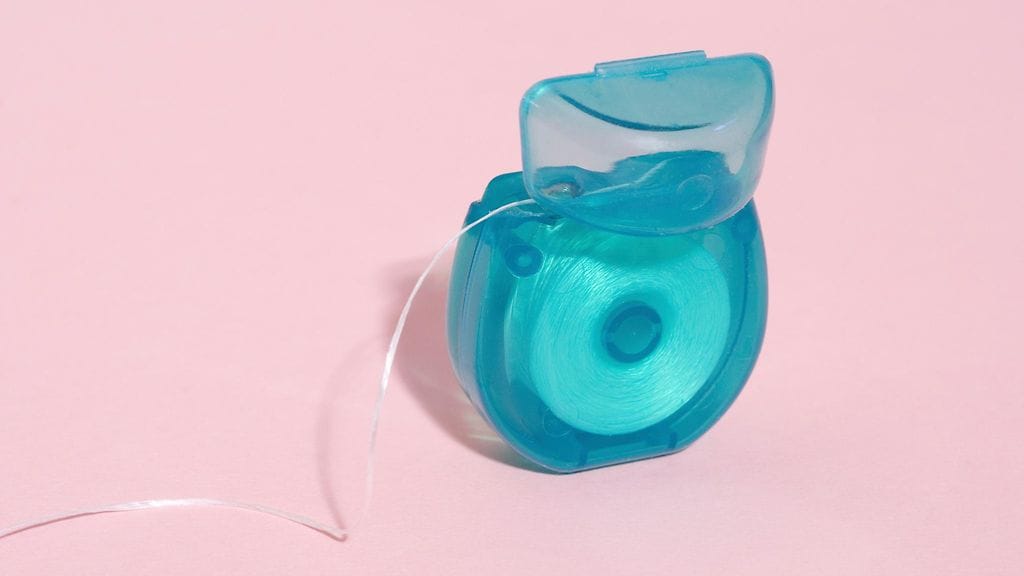 Hammasvälien lankaaminen edistää terveyttä – jos sen osaa tehdä oikein.