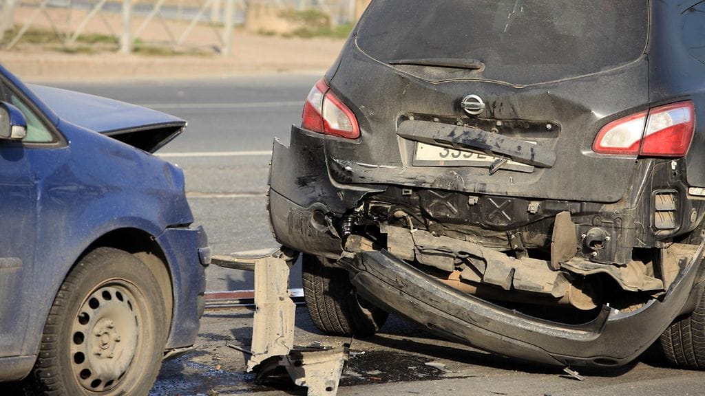 Onnettomuuspaikalle auttamaan pysähtyvän on huolehdittava myös omasta turvallisuudestaan.
