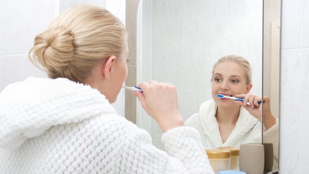 Hampaiden on hyvä saada heti aamusta fluoria.