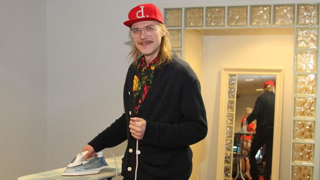 Stig hauskuutti Enbuske & Linnanahde Crew'n takahuoneessa ennen lähetyksen alkua.