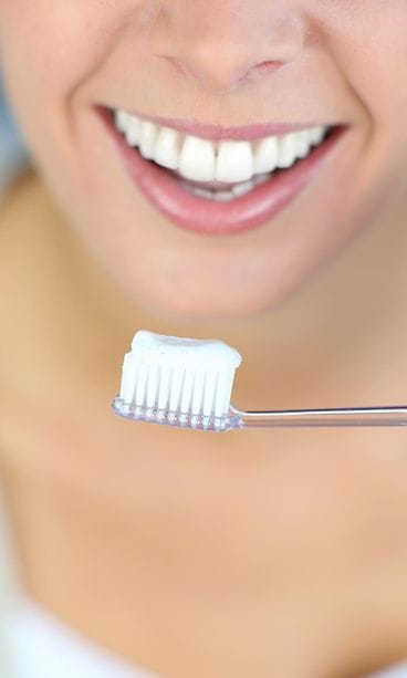 Nainen pesee hampaat (1)