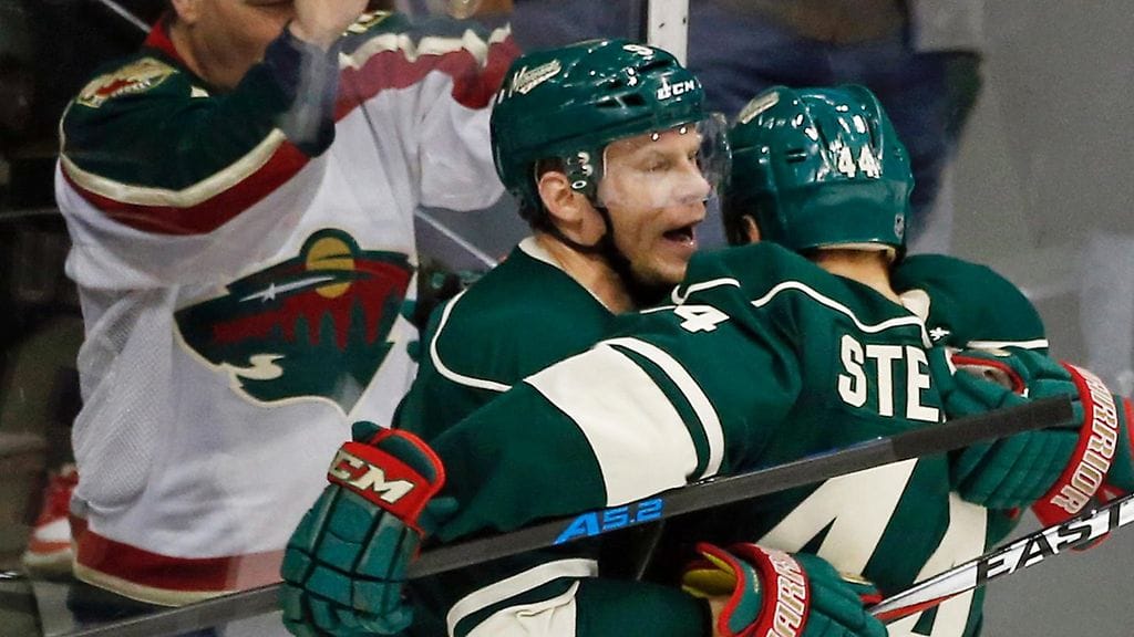 Mikko Koivu juhlii Chris Stewartin kanssa