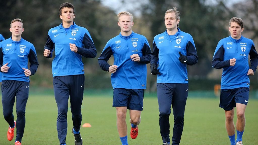 Huuhkajien pelaajia.