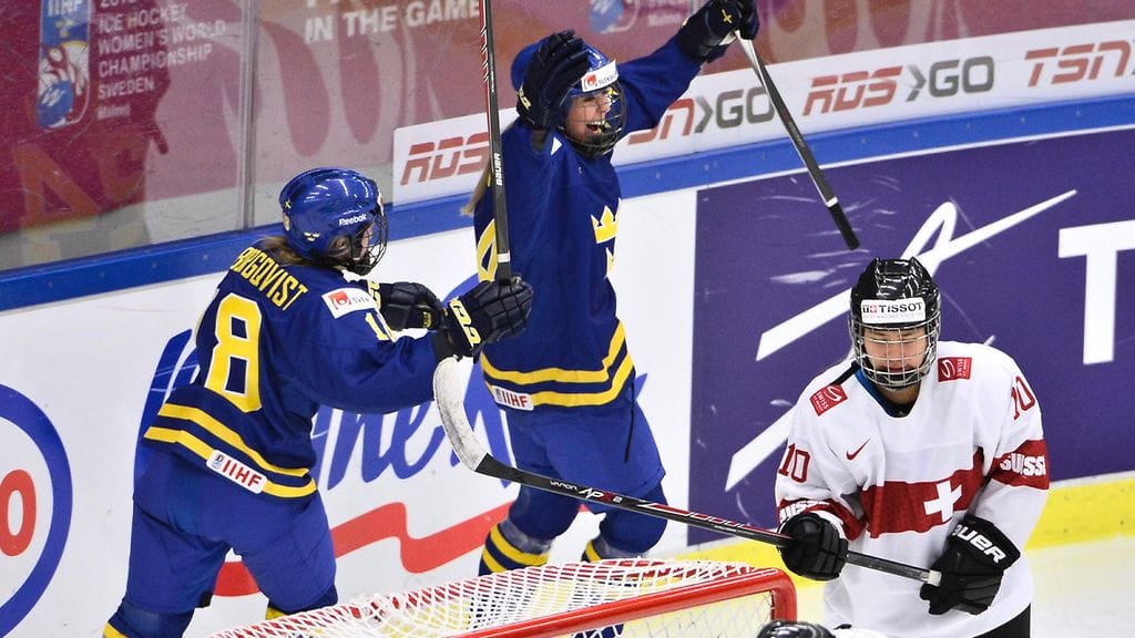 Ruotsin Erika Grahm (kesk.) tuulettaa maaliaan.