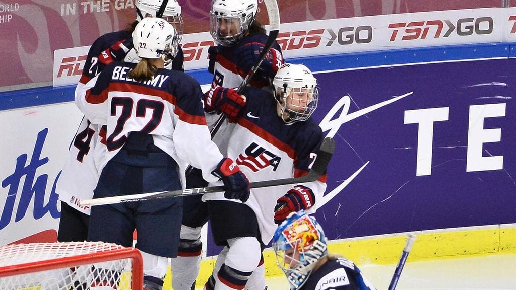 Yhdysvallat pisti kahdessa ensimmäisessä erässä kiekon neljästi Suomen maalivahdin Meeri Räisäsen selän taakse.