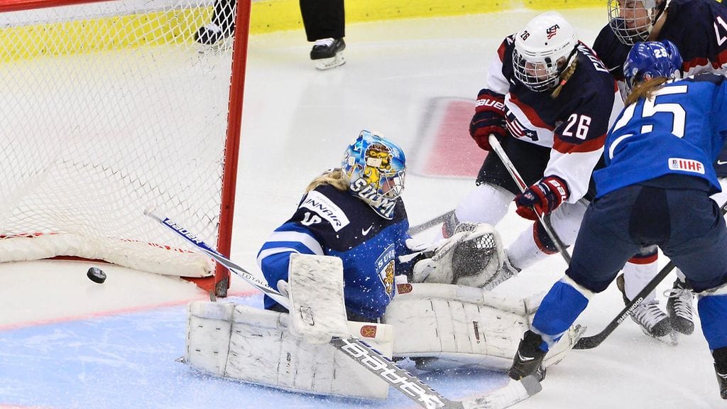 Meeri Räisänen torjui Suomen maalilla 49 laukausta. Toisessa erässä Kendall Coyne viimeisteli 3-1-maalin Räisäsen selän taakse.