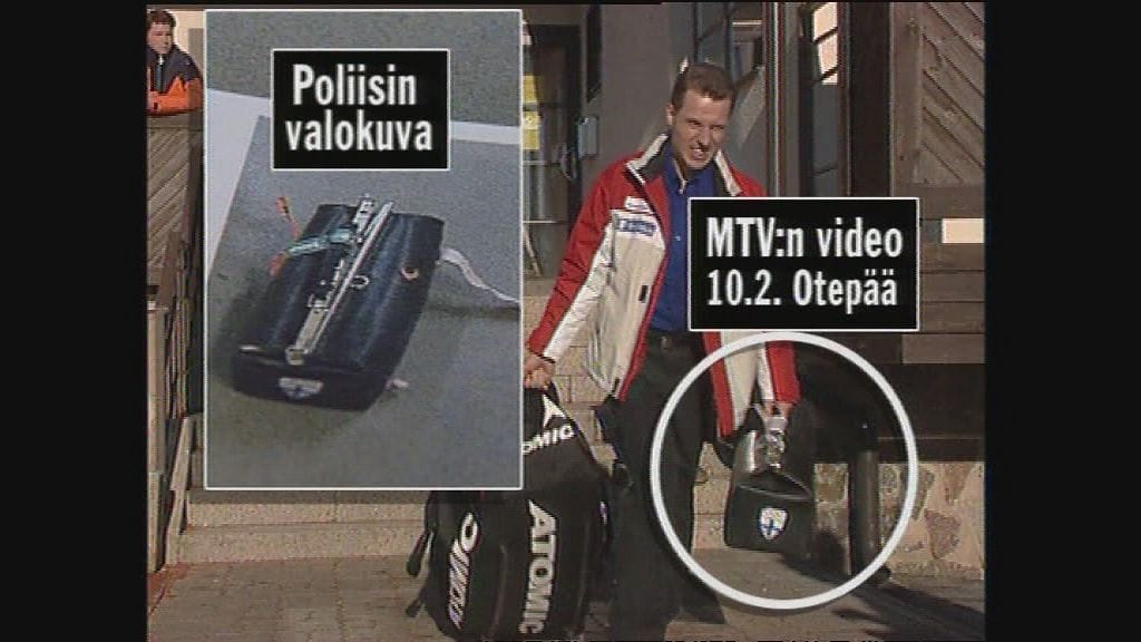 Hiihtomaajoukkueen päävalmentaja Kari-Pekka Kyrö ja seikkaileva lääkärilaukku.
