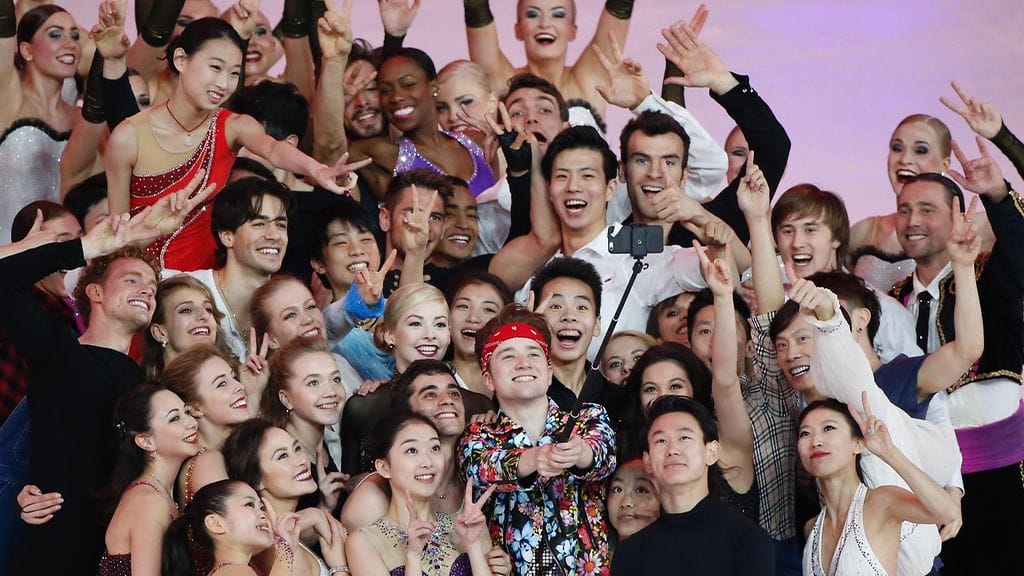 Taitoluistelijat kerääntyivät yhteiskuvaan Shangain MM-kisojen päätteeksi.