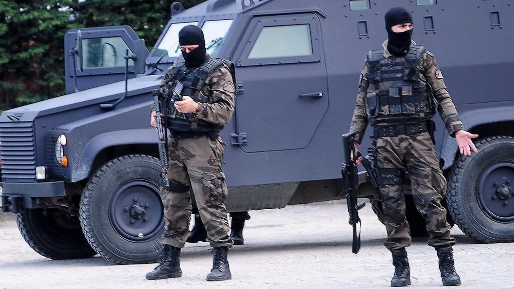 Kuvituskuva: Turkin poliisin erikoisjoukot vartioivat Istanbulin poliisiasemaa huhtikuussa 2015.