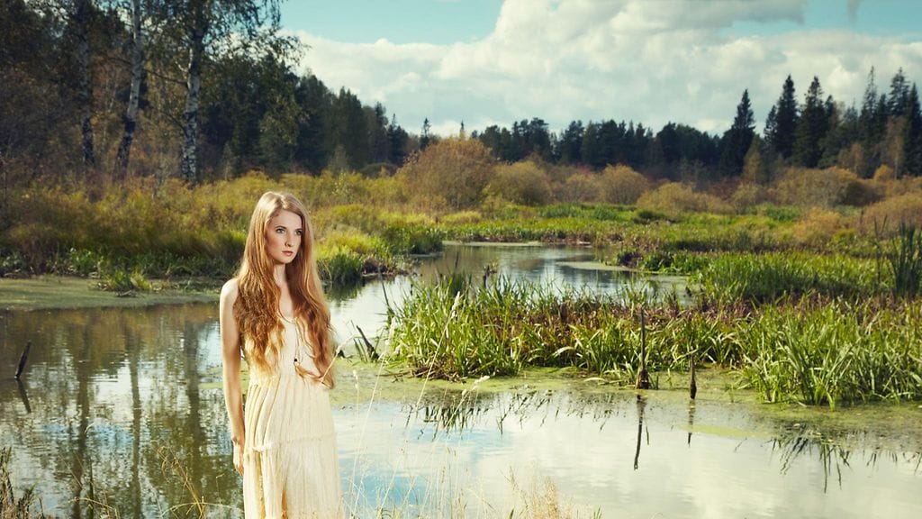 Nainen metsässä lammen rannalla1