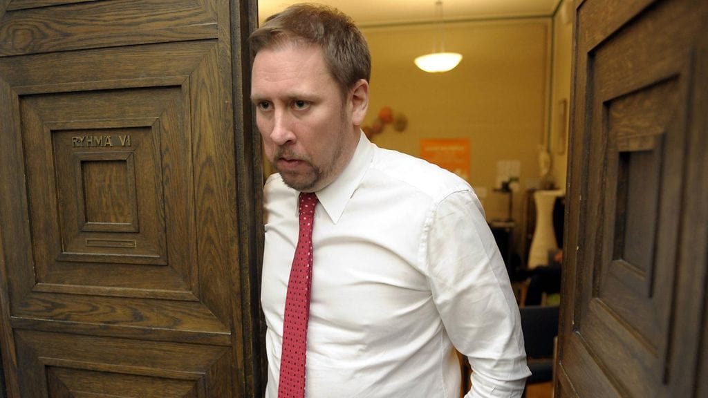 Vasemmistoliiton puheenjohtaja, kansanedustaja ja entinen ministeri Paavo Arhinmäki on asunut vuodesta 2004 lähtien valtion korkotuella rahoitetussa osaomistusasunnossa Itä-Helsingissä.