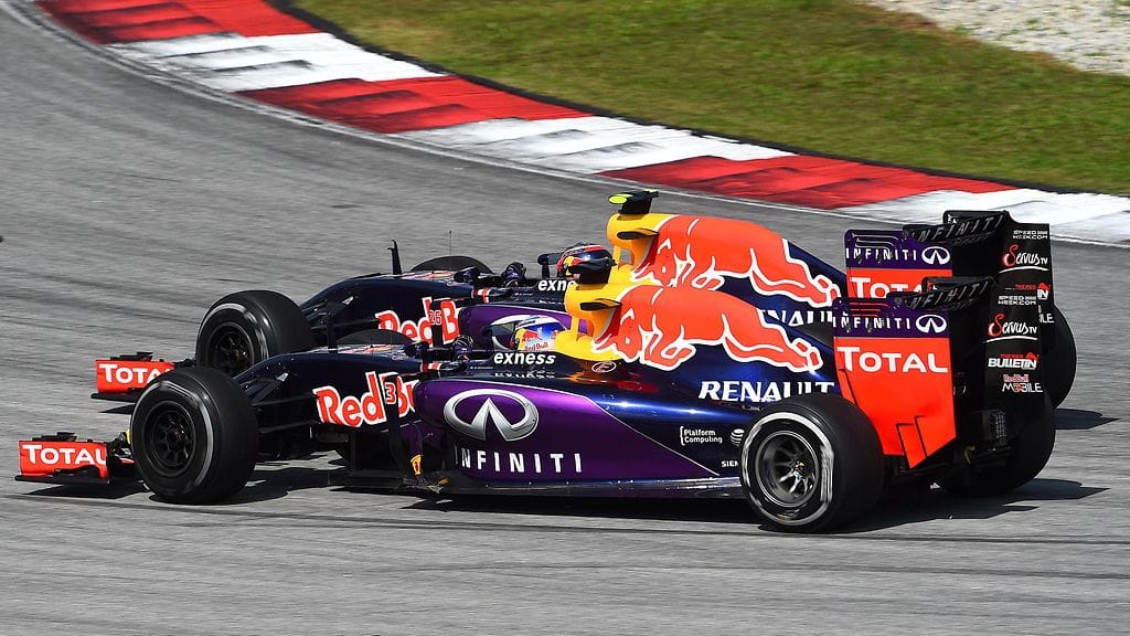 Red Bullin Daniel Ricciardo ja Daniil Kvyat vauhdissa Malesian GP:ssä.