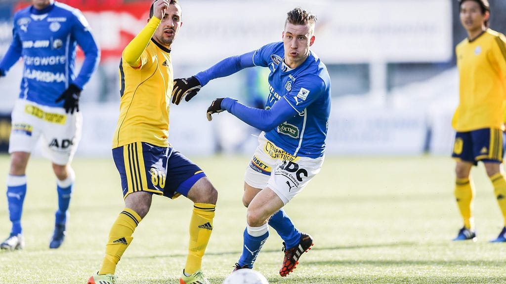 Erfan Zeneli ja Juha Pirinen Liigacupin loppuottelussa.