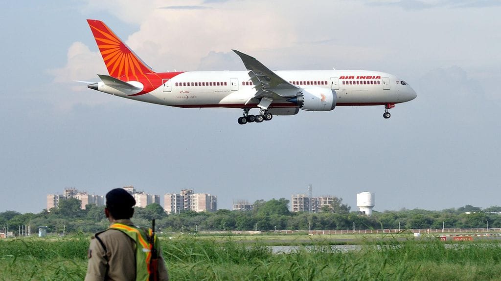 Kuvituskuvaa Air India Boeing 787 Dreamliner -koneesta. Seinään törmännyt kone oli malliltaan Boeing 737.