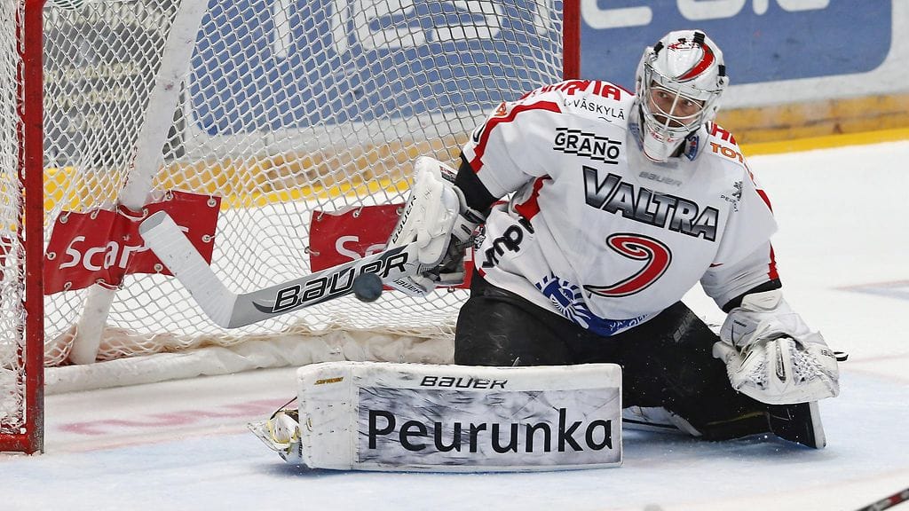 Tuomas Tarkki vaihdettiin JYPin maalilta Kärppien 3-0-maalin jälkeen.