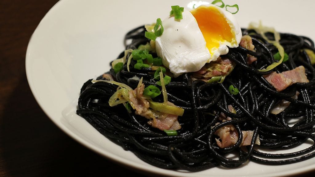 Modernin pasta carbonaran kruunaa uppomuna.