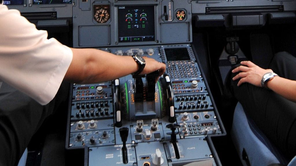 Kuva Airbus A320:n ohjaamosta.