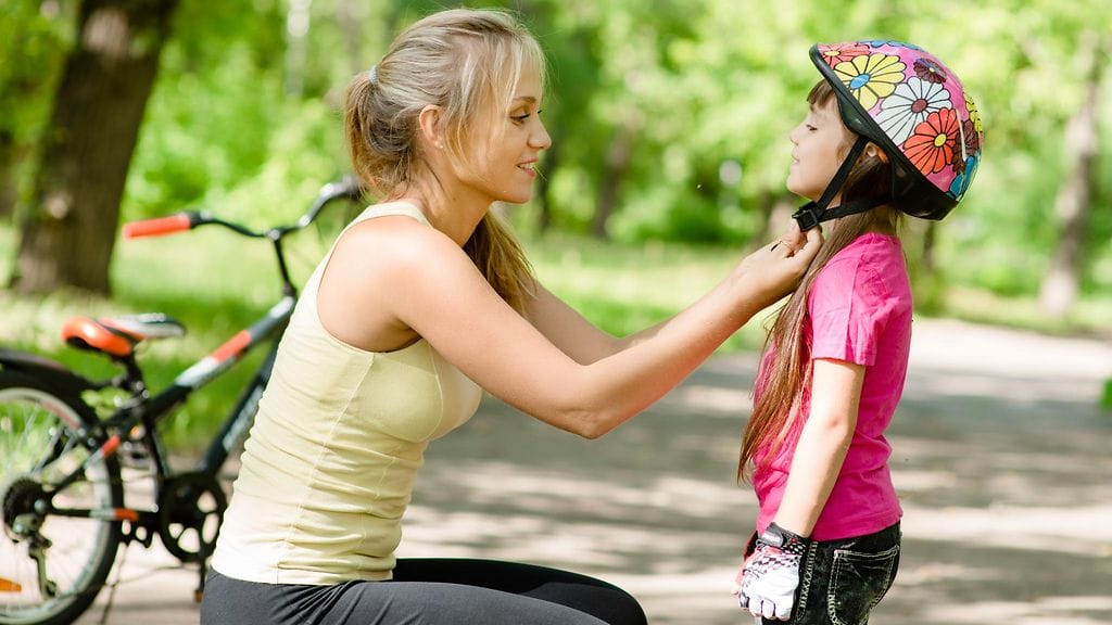 On sulaa hulluutta antaa lapsen pyöräillä ilman kypärää.