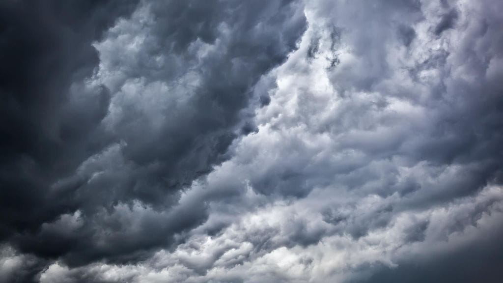 Myrskyn tuulet puhaltavat puuskissa jopa yli 40 metriä sekunnissa.