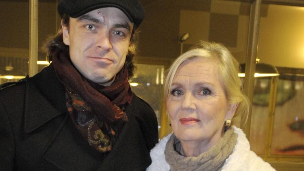 Kari Tapion leski Pia Viheriävaara (oik.) ja poika Joona Jalkanen vuonna 2012.