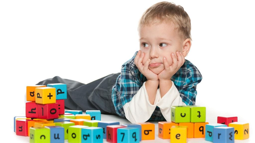 Poika leikkii palikoilla 2