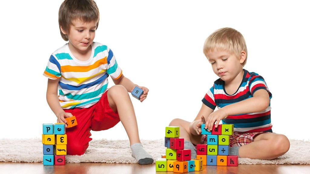 Pojat leikkivät palikoilla 2