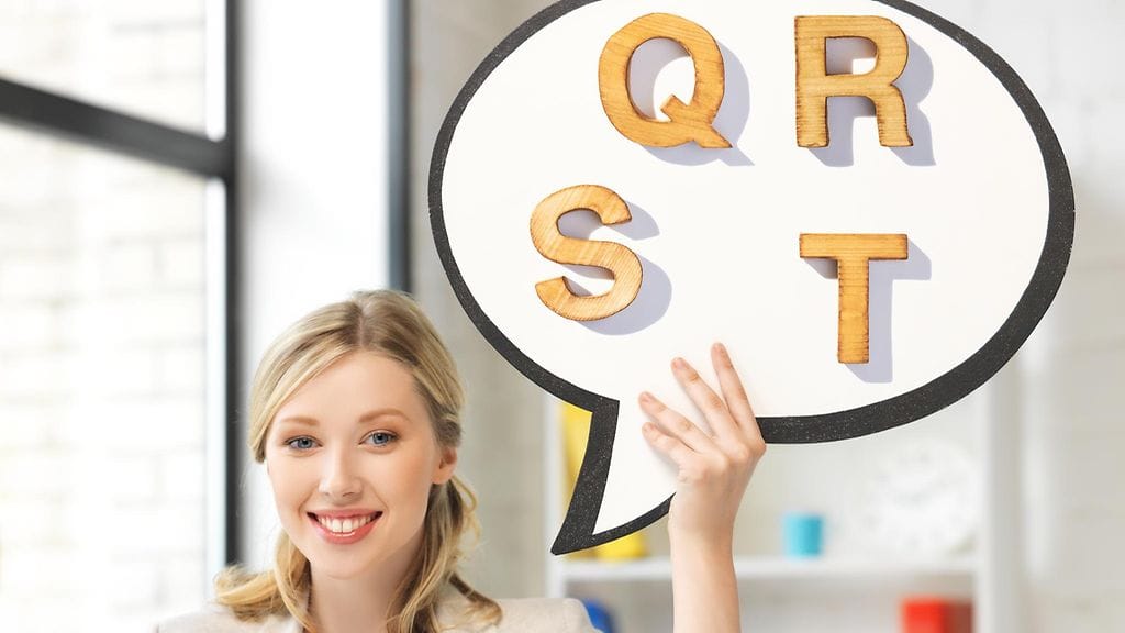 Nainen, puhekupla ja kirjaimia (1)