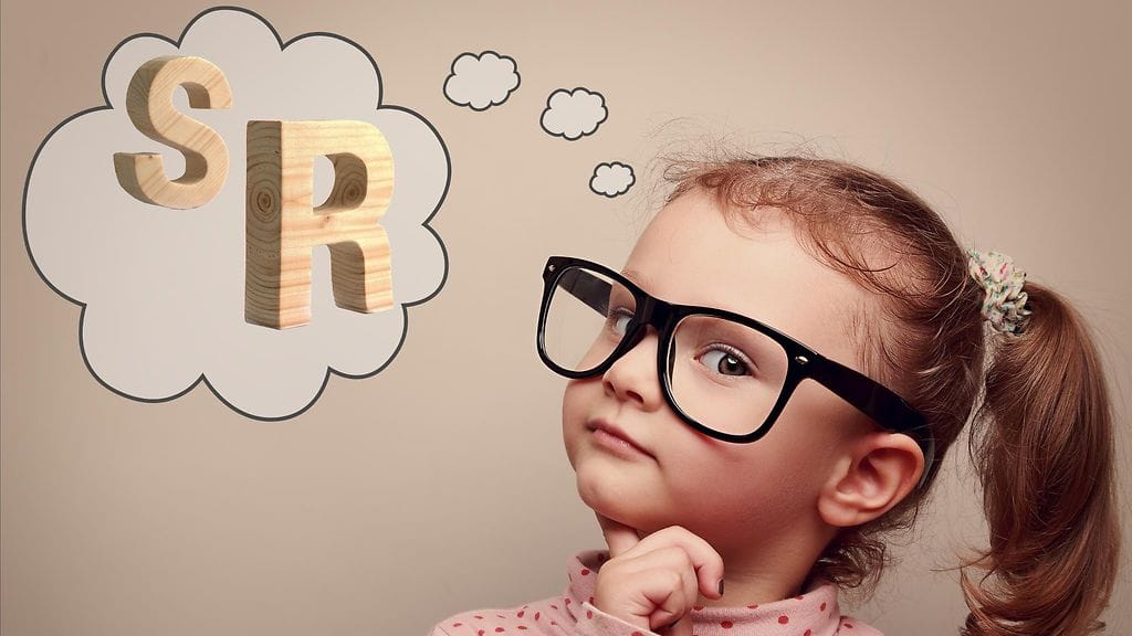 Tyttö, puhekupla ja kirjaimia