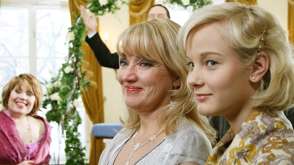 SalatutElamat_Maarit_Sofia_LauranEeronHaissa_1419