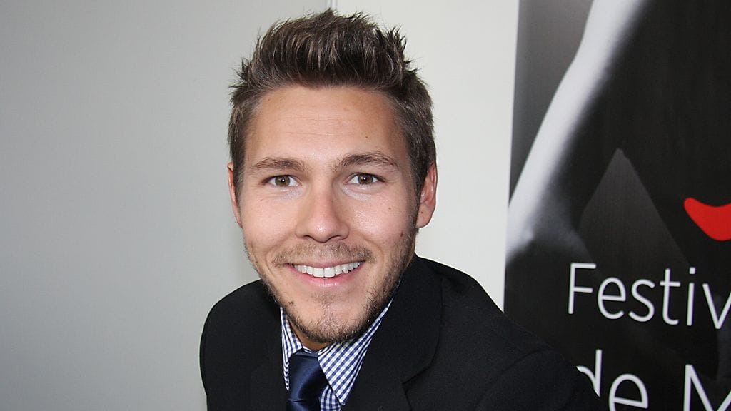 Scott Clifton ja vaimo Nicole odottavat esikoistaan.