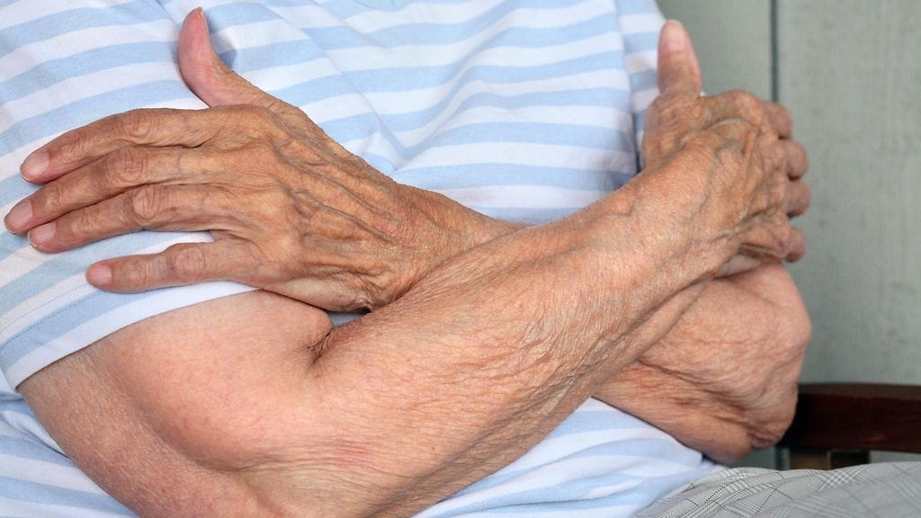 ristityt käsivarret anteeksipyyntö