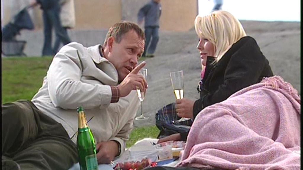 Lasse ja Tanja retkeilevät puistossa jaksossa 1706 Salatut elämät