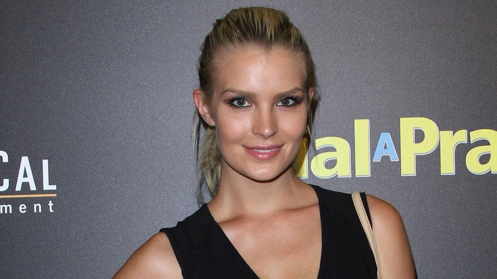 Suomalaiskaunotar Pia Lamberg Los Angelesissa punaisella matolla.