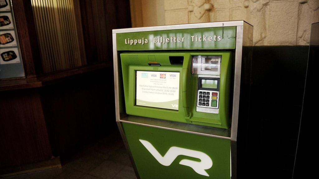 VR:n toimitusjohtaja kertoo, että lippujen perushinnat putoavat. Niiden päälle voi ostaa jatkossa haluamiaan lisäpalveluja.