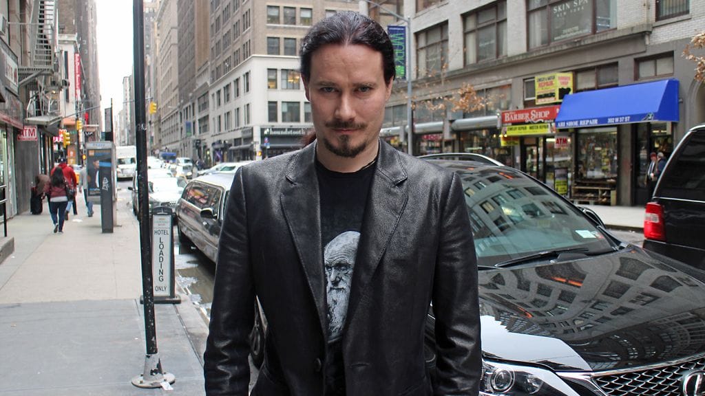 Tuomas Holopainen kaipaa kiertueilla Suomesta hiljaisuutta ja rauhaa.