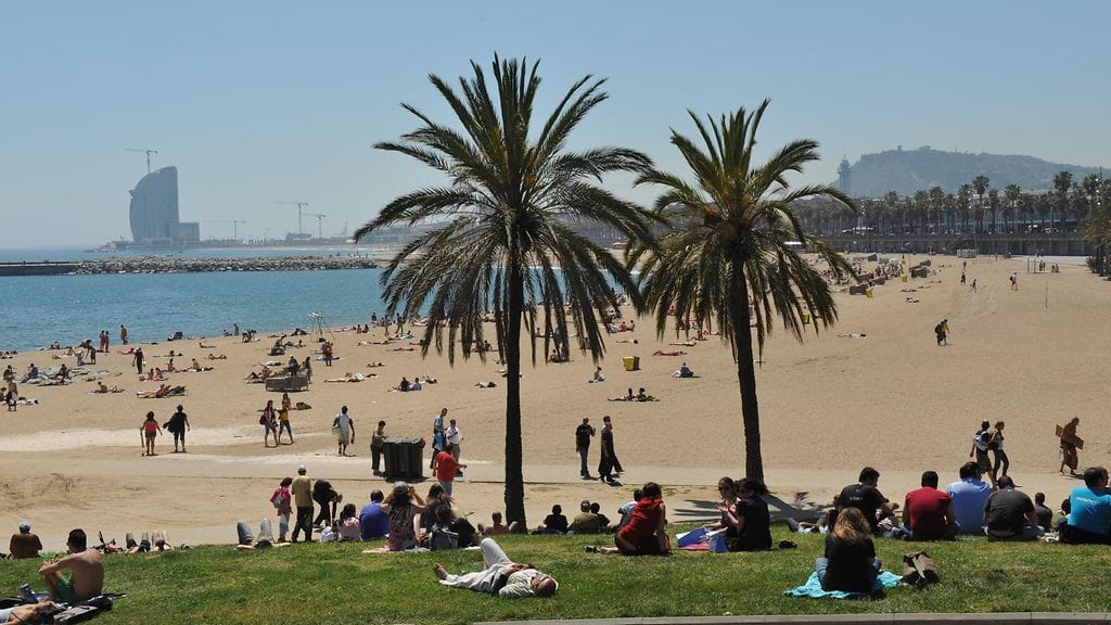 Espanja kuuluu suomalaisten suosikkimaihin. Kuvassa Barcelonan rantaviivaa.