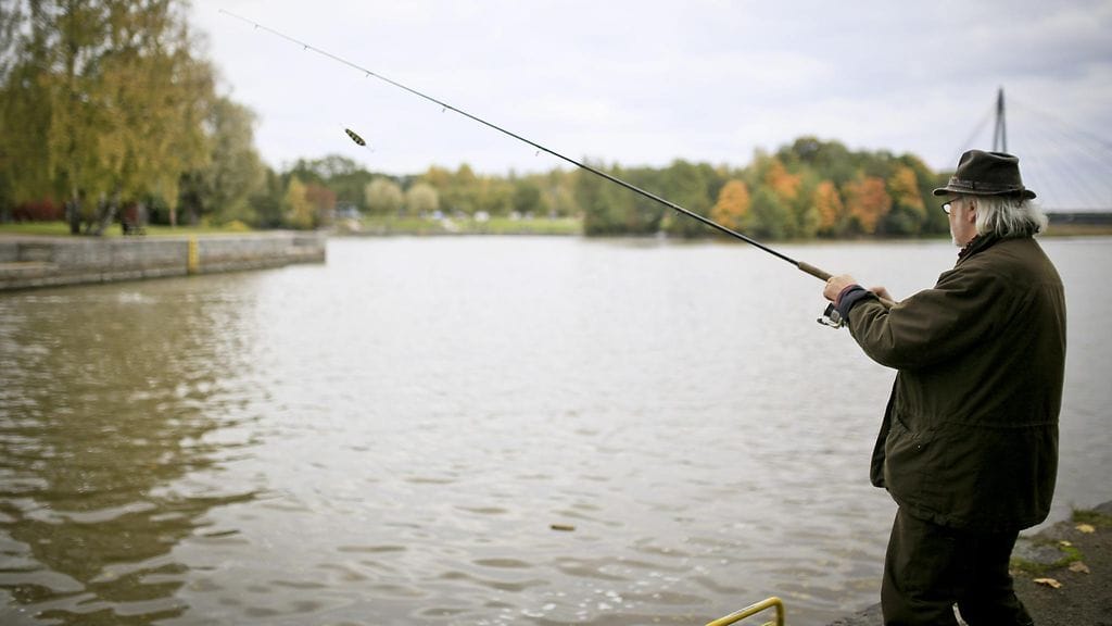 Eläkeläismies kalastaa Helsingin Vanhankaupunginlahdella lokakuussa 2014.