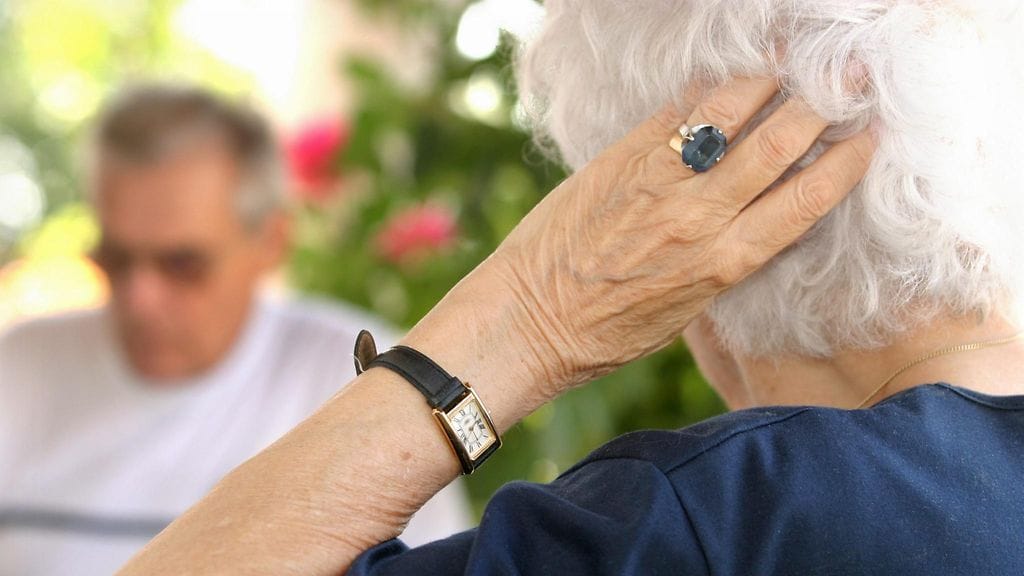 Myös ikääntyminen kuivattaa hiuksia. Kuvituskuva.