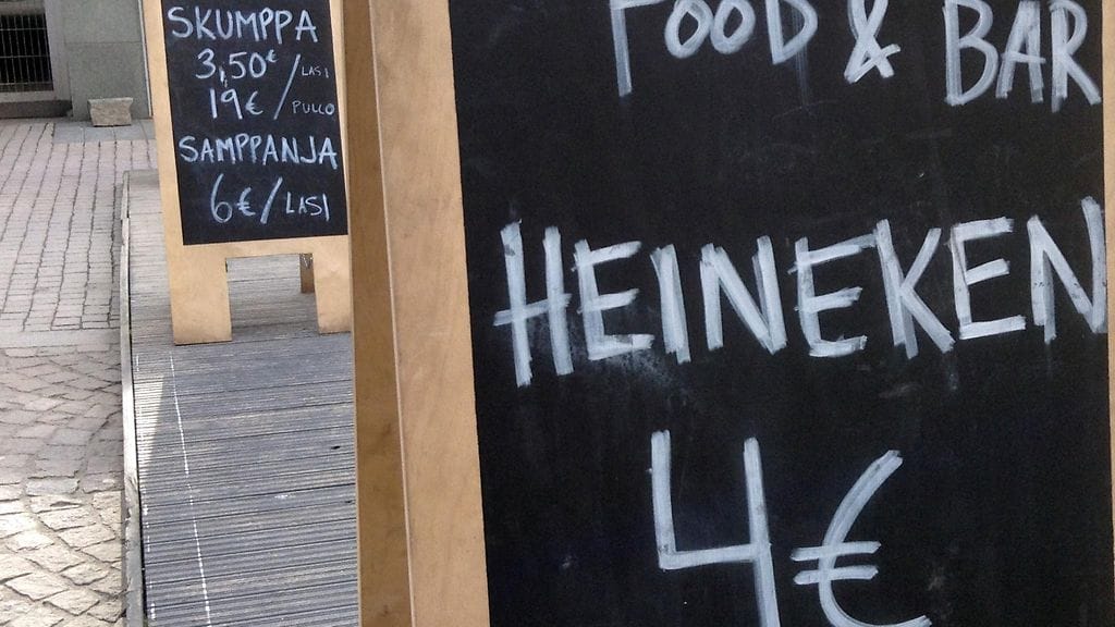 Alkoholijuomien hintoja Helsingissä 2015.