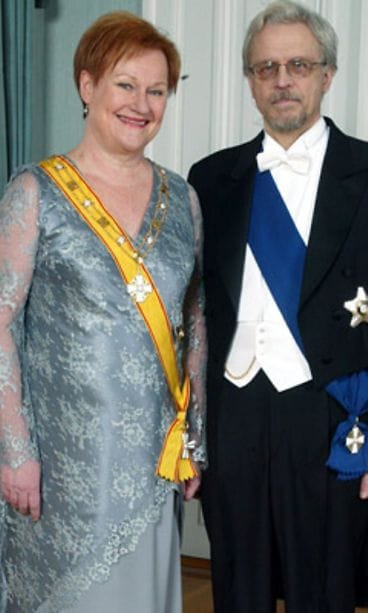 tarja halonen Linnan juhlissa 2002 jannen Renvallin asussa