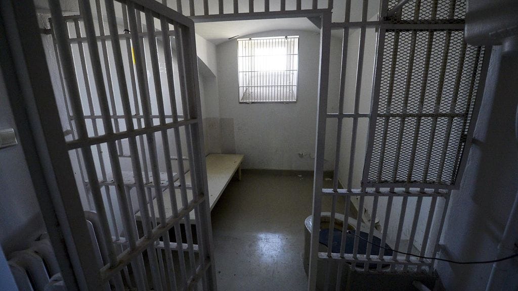 Elinkautiseen tuomittu voidaan päästää ehdonalaiseen vapauteen aikaisintaan, kun vankilassaoloaikaa on kertynyt 12 vuotta. Kuvituskuva Kakolan vankilasta.