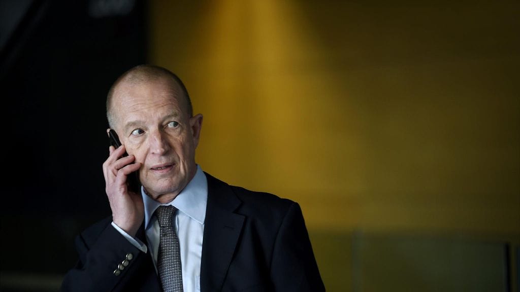 Helsingin entinen poliisipäällikkö ei halunnut vastata kysymyksiin oikeustalon käytävällä omasta vastuustaan Aarnio-vyyhdissä.