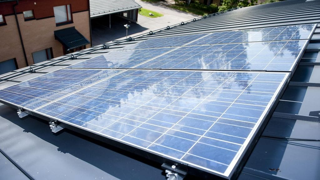 Aurinkopaneeleja rivitalon katolla.