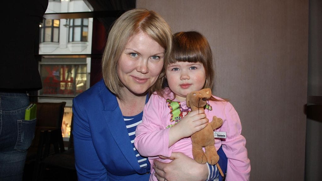 Sanna Kiiski saapui Elovenan ja Suomen Urheiluliiton tapahtumaan yhdessä Mai-tyttären kanssa.